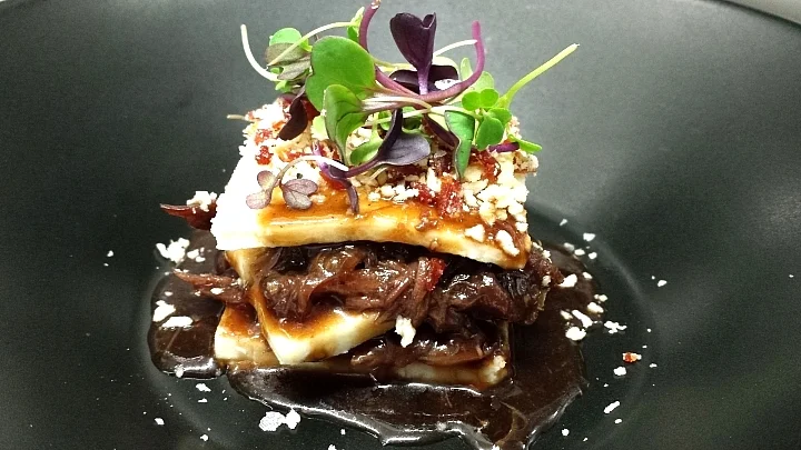 Falsa lasaña de rabo de toro y queso manchego