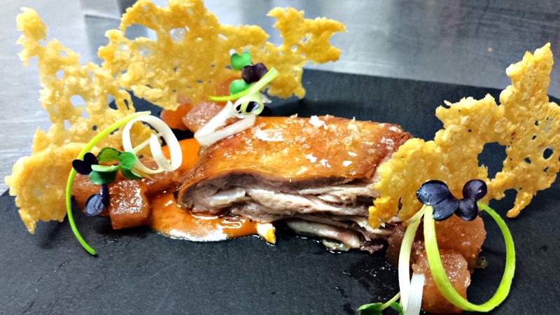 Cochinillo con crema de sobrasada, membrillo y crujiente de parmesano