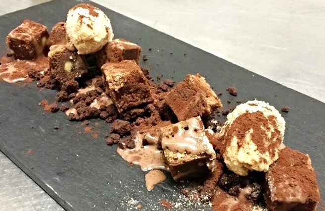 Brownie con tierra de cacao y helado crujiente de turrón