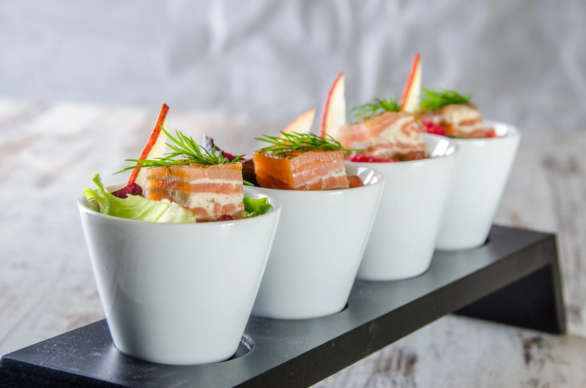 Ensalada con milhojas de salmón ahumado y manzana