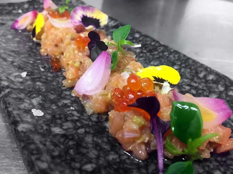 Tartar de Salmón con sus huevas y cebollita
