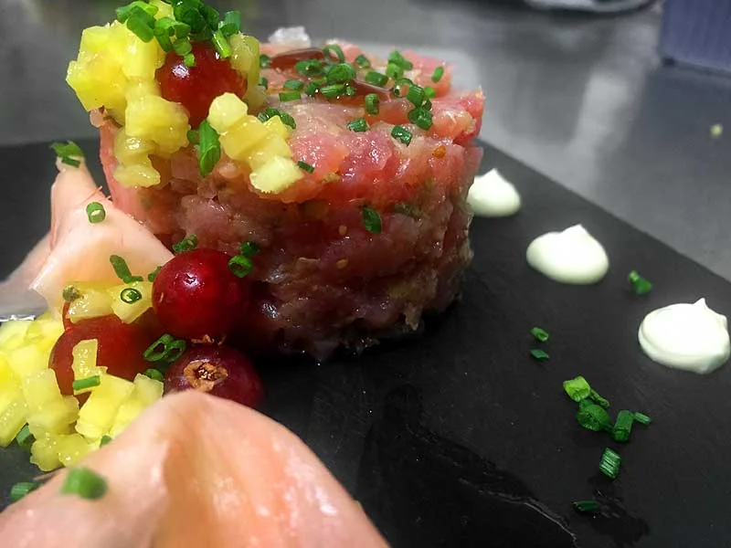 Tartar de atún con mayonesa de wasabi, jengibre encurtido y nabo japonés