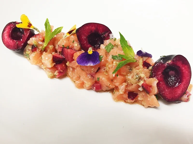 Tartar de salmón con cerezas y hierbabuena