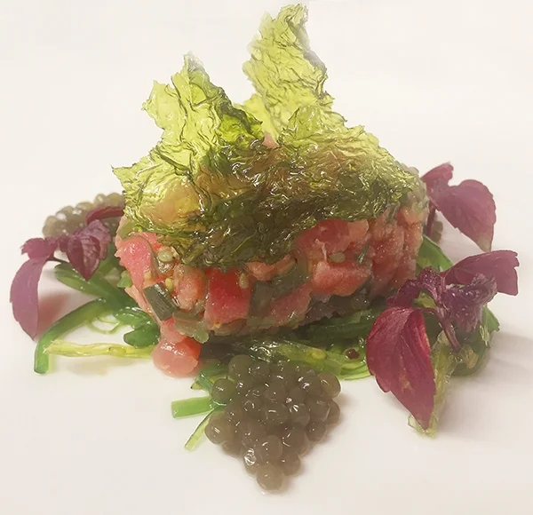 Tartar de atún con lechuga de mar y alga wakame