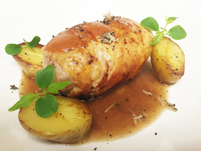 Picantón relleno con Salsa Perigueux y patatitas a la brasa