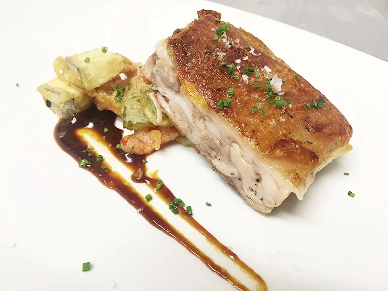 CODILLO DE CERDO CON VERDURAS FRUTAS Y GEL DE SOJA