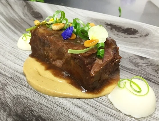 Rabo de toro con crema de foie y bombón de manchego