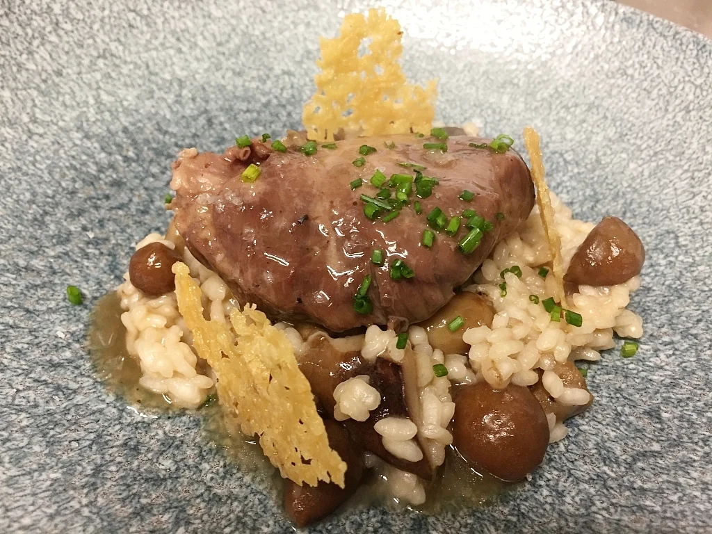 CARRILLERA DE CERDO CON RISOTTO DE SETAS Y CRUJIENTE DE PARMESANO