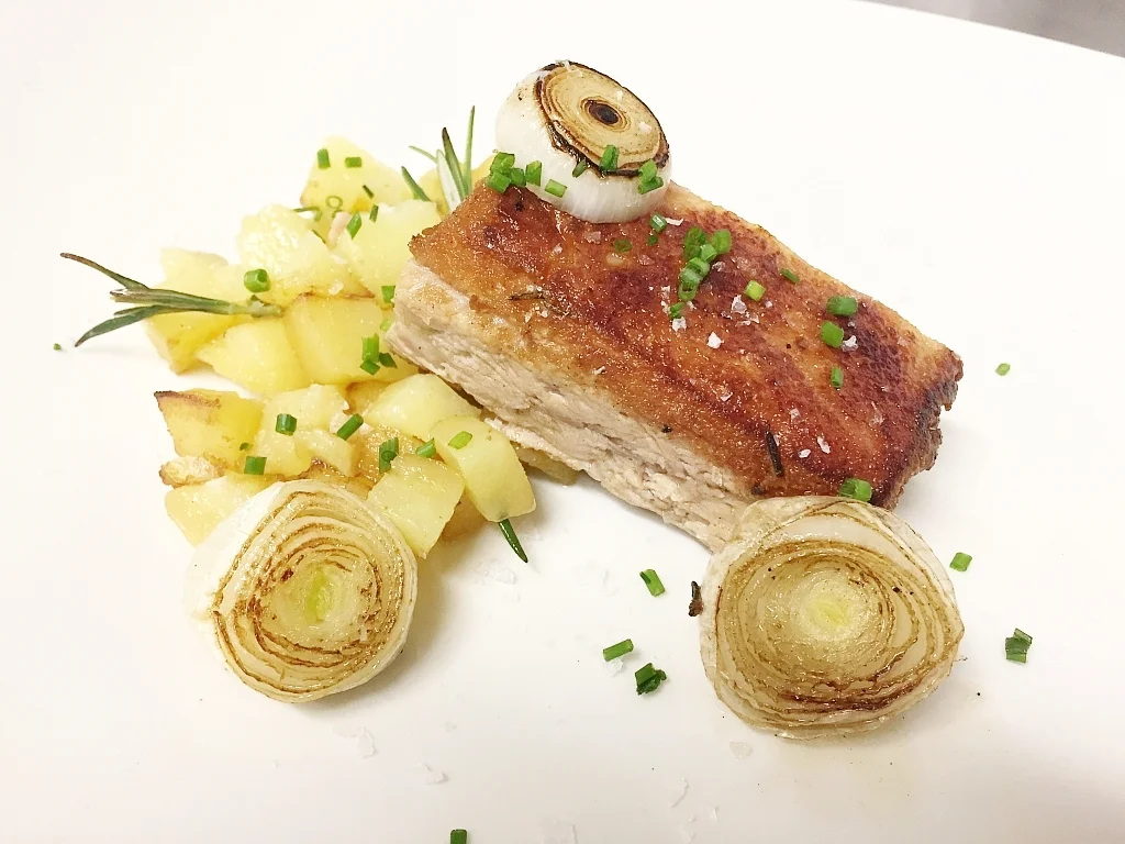 COCHINILLO CON PATATAS AL ROMERO  Y CEBOLLAS TIERNAS TORRADAS