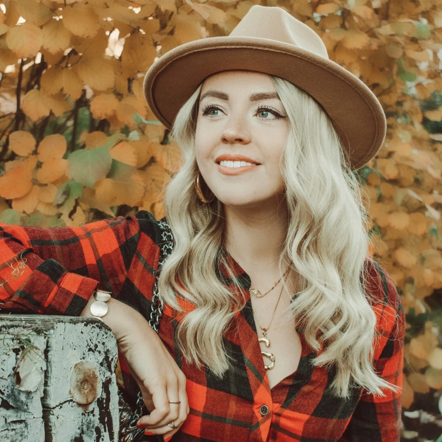 Model, Sophie Stanley , is a Boston based lifestyle and fashion blogger. Sophie has immersed herself in the world of fashion. She discovers trends though her love of shopping for affordable outfits and shares them on her blog and social media posts.