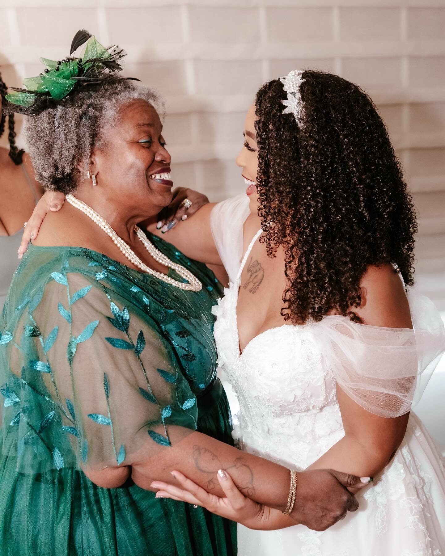 Love our California mom&rsquo;s reaction to restyling her 1989 headpiece and veil for her daughter&rsquo;s wedding!
#headpiececom
@cperron1118 
@jossy.photography 

#80swedding #vintageweddingideas #vintagerepurposed #repurposedwedding #vintagebridal