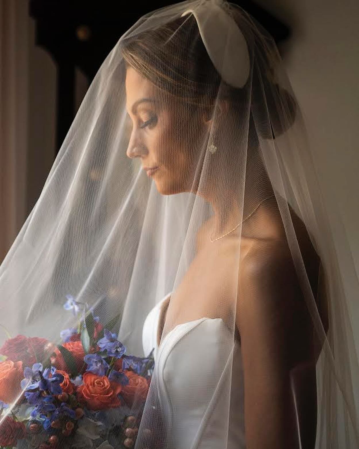 Shannon was inspired by the headpiece style Jennifer Lopez wore for her wedding to Ben Affleck. She wanted a modern, minimalist design with a classic feel to wear with her Maggie Sottero wedding dress. 

We hand-designed the headpiece frame and faced