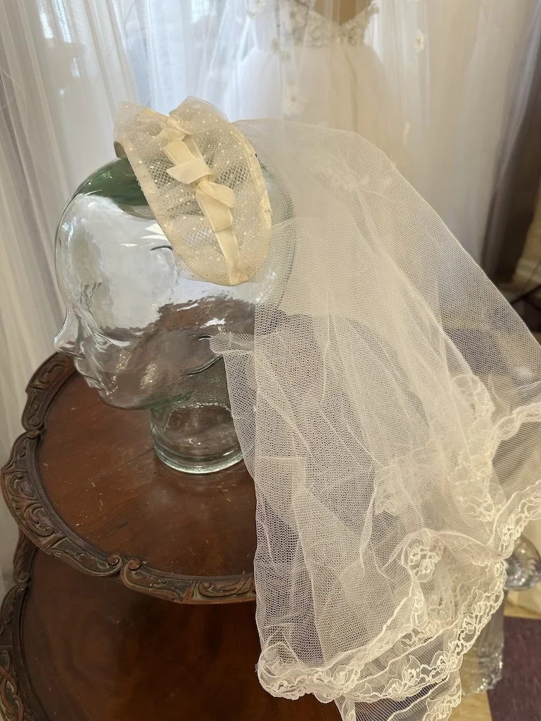 1950s Swiss dot velvet bow headpiece 2 tier short lace edge veil