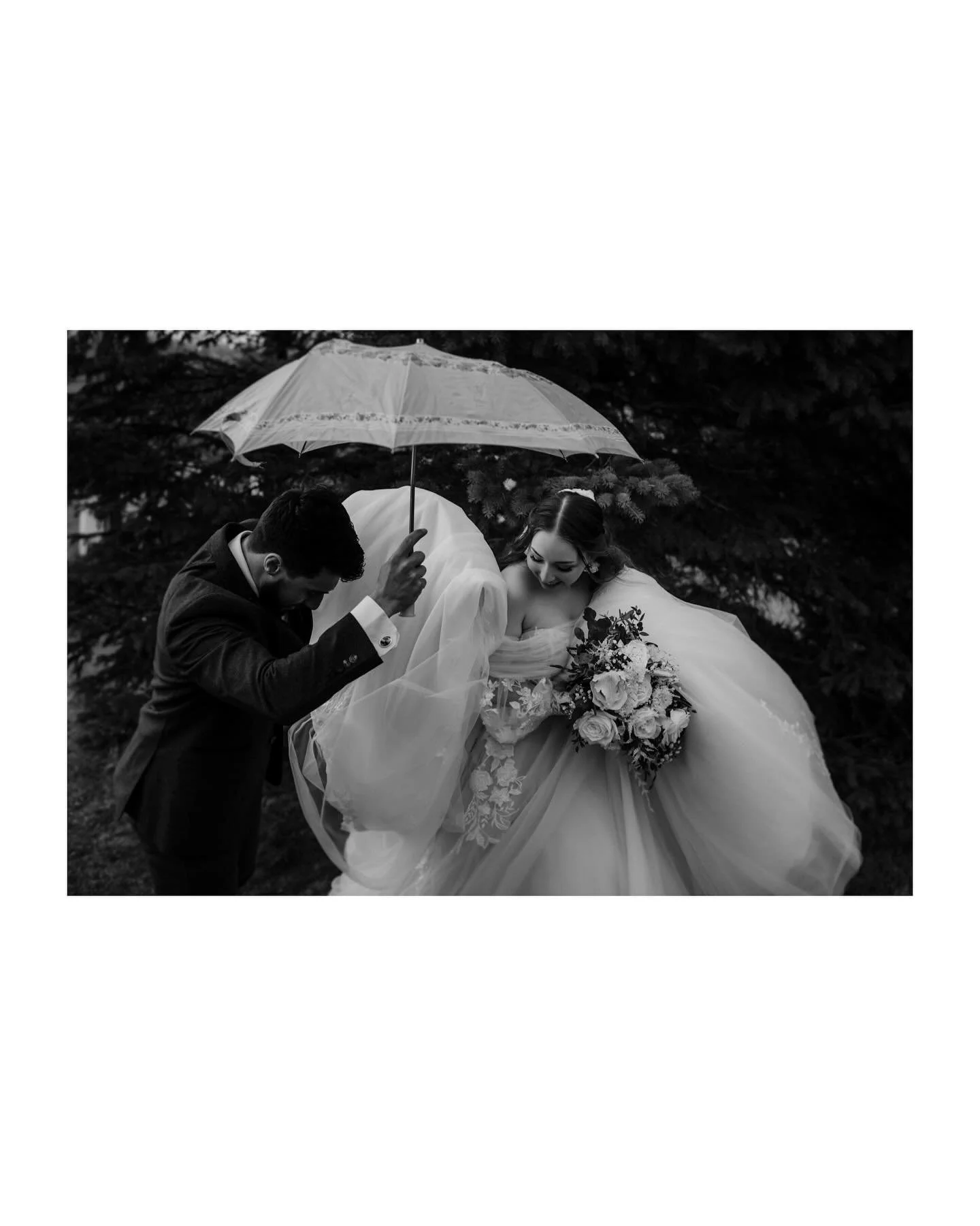 K WOW. Kicked off wedding season with THIS awe filled day!! It was a full blown rain + wind storm AND hands down one of the most stunning days I&rsquo;ve seen!!✨ Karis and Connor were absolute troopers and it made all the difference&hearts;️ PS if yo