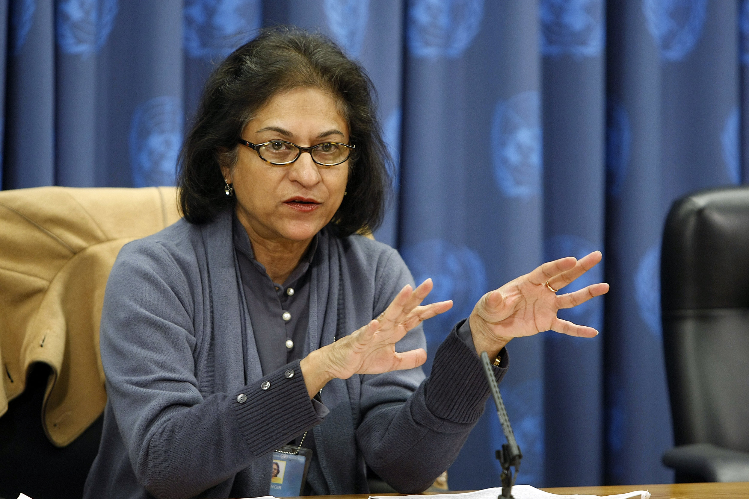 Asma Jahangir speaking to journalists in 2009 while serving as UN Special Rapporteur on freedom of religion or belief. Photo:&nbsp;UN Photo/Paulo Filgueiras