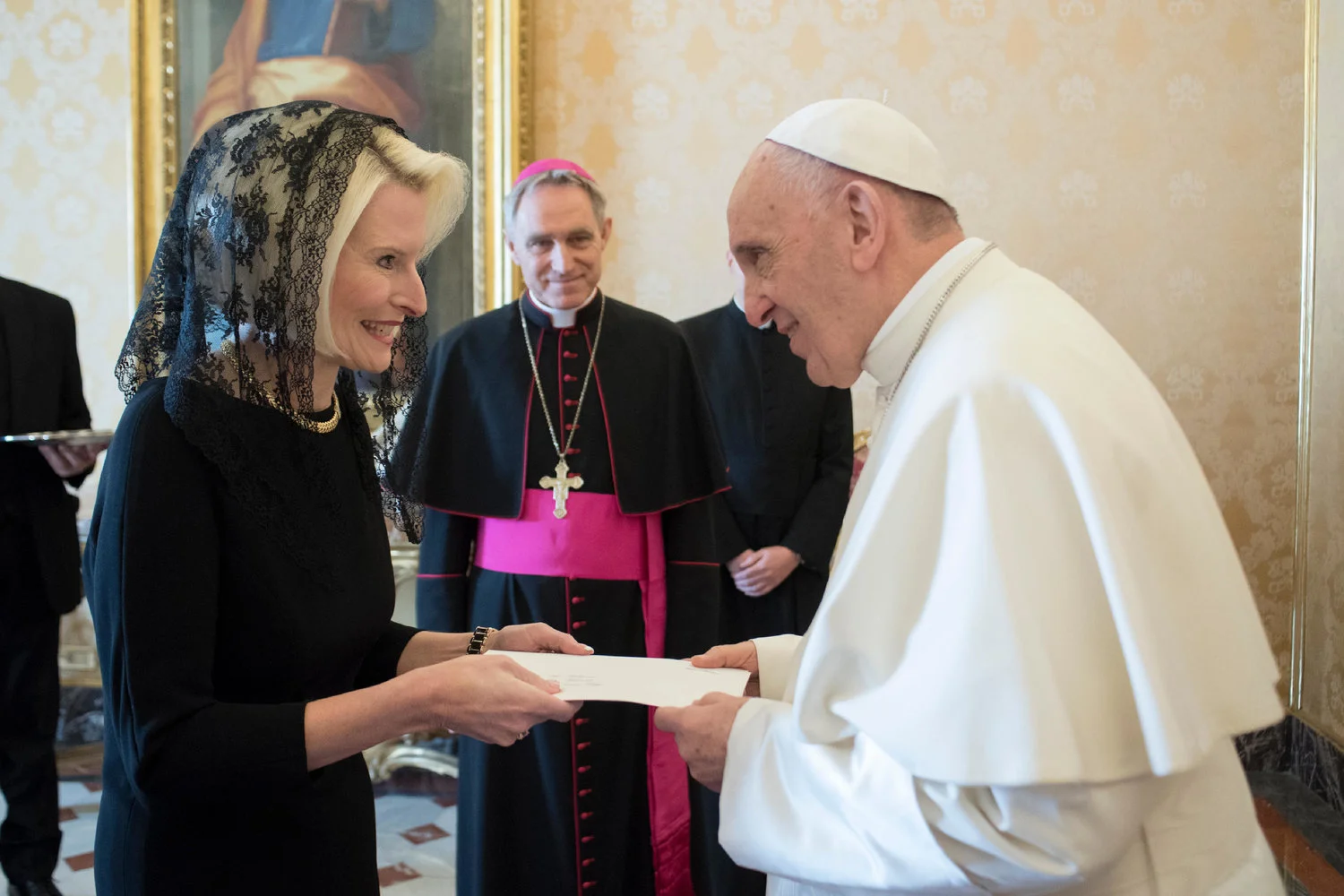 US Ambassador to the Holy See Callista Gingrich meets Pope Francis on December 22, 2017. Photo: AFP/Osservator Romano