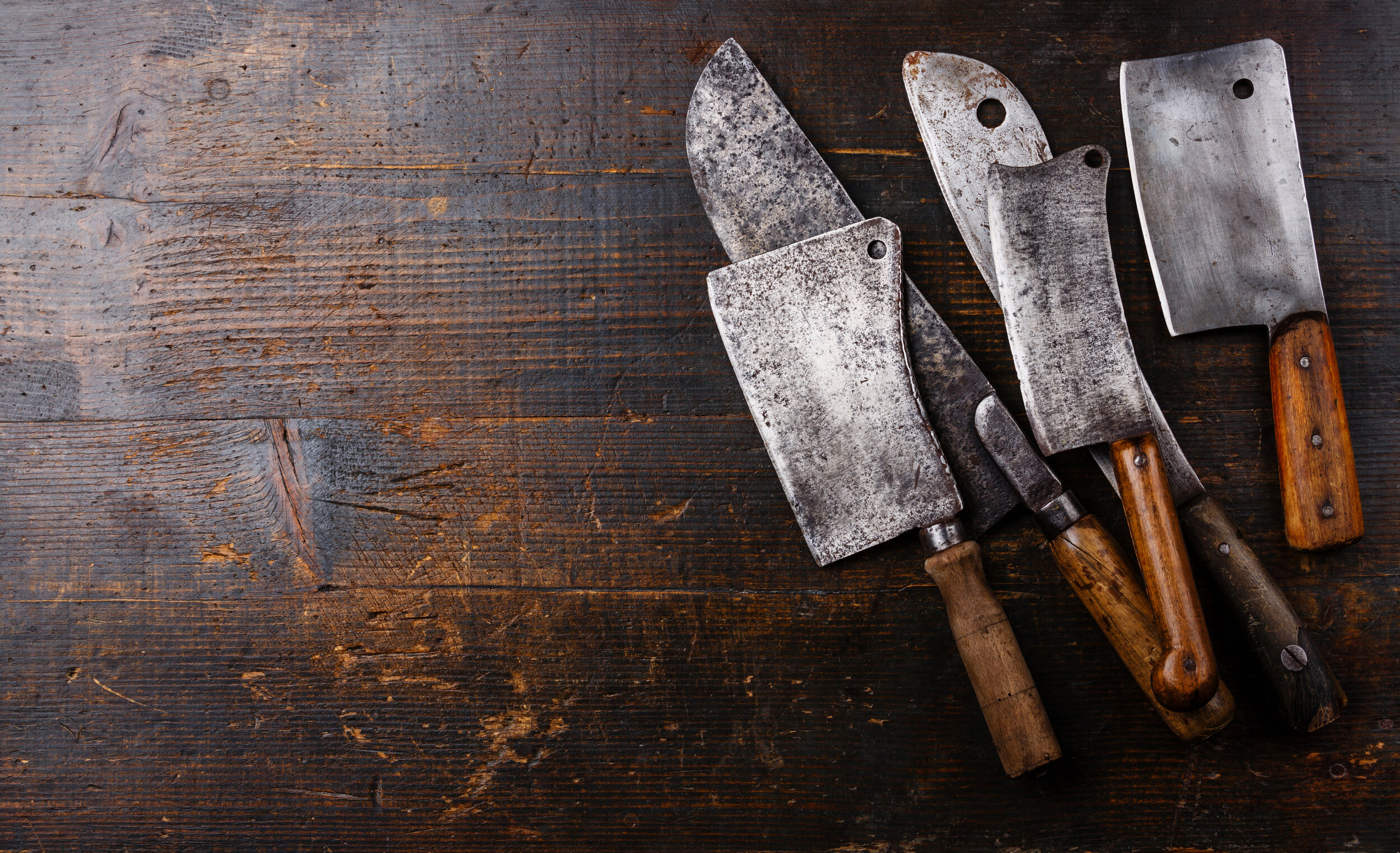 Butcher-cleavers-on-wooden-background-509907892_5760x3509.jpeg