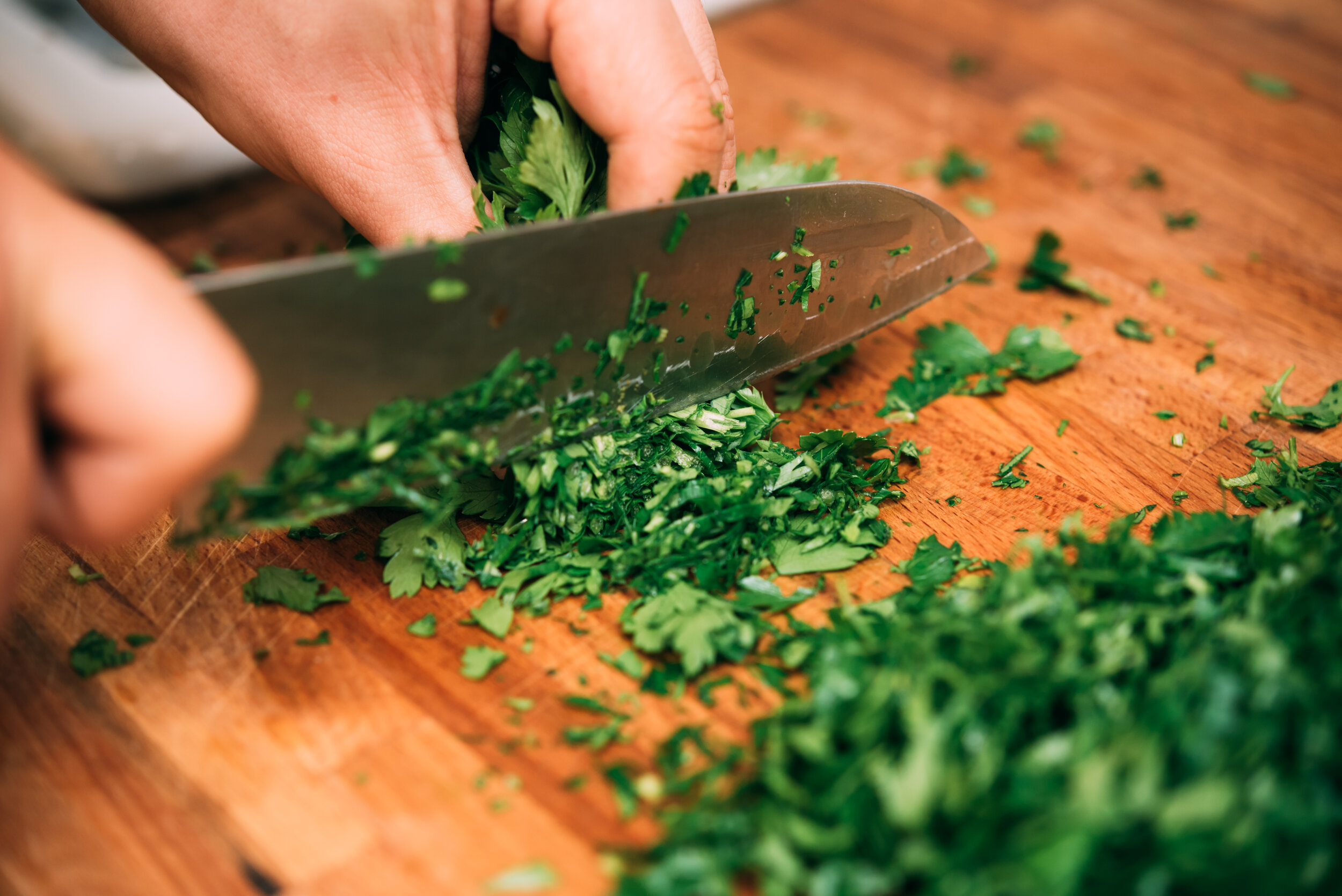 Cutting-parsley-in-a-kitchen.-467179630_6016x4016.jpeg