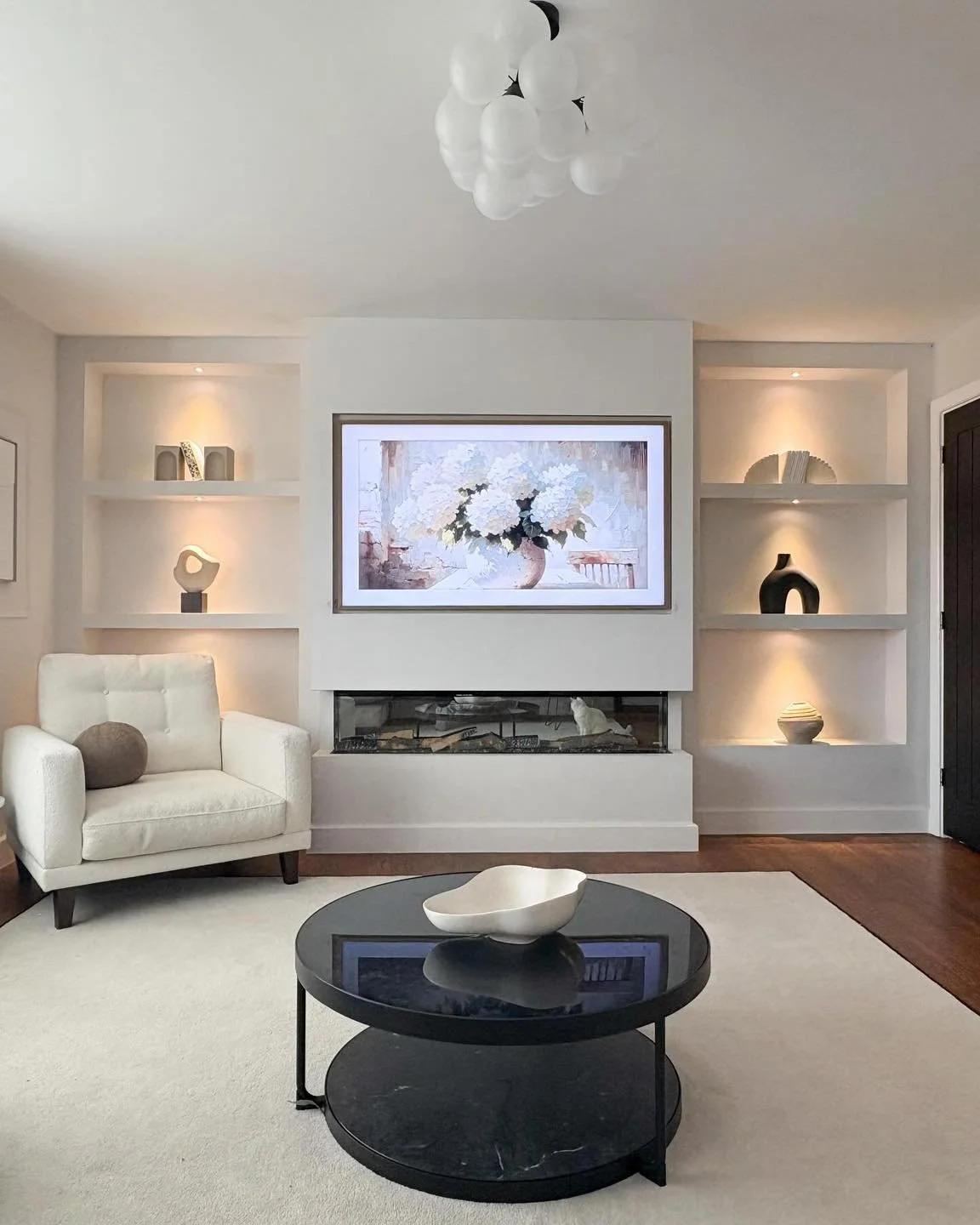 A space that gives balance comes easy to the eyes.
#PaulaInteriorsInspo | 📷: @twitchettshome

.
#inspo 
#livingroomdecor #livingroominspo #livingroomdesign #livingroomideas #interiordesign #modernhome #milliondollarhomes  #architecture #luxuryhome #