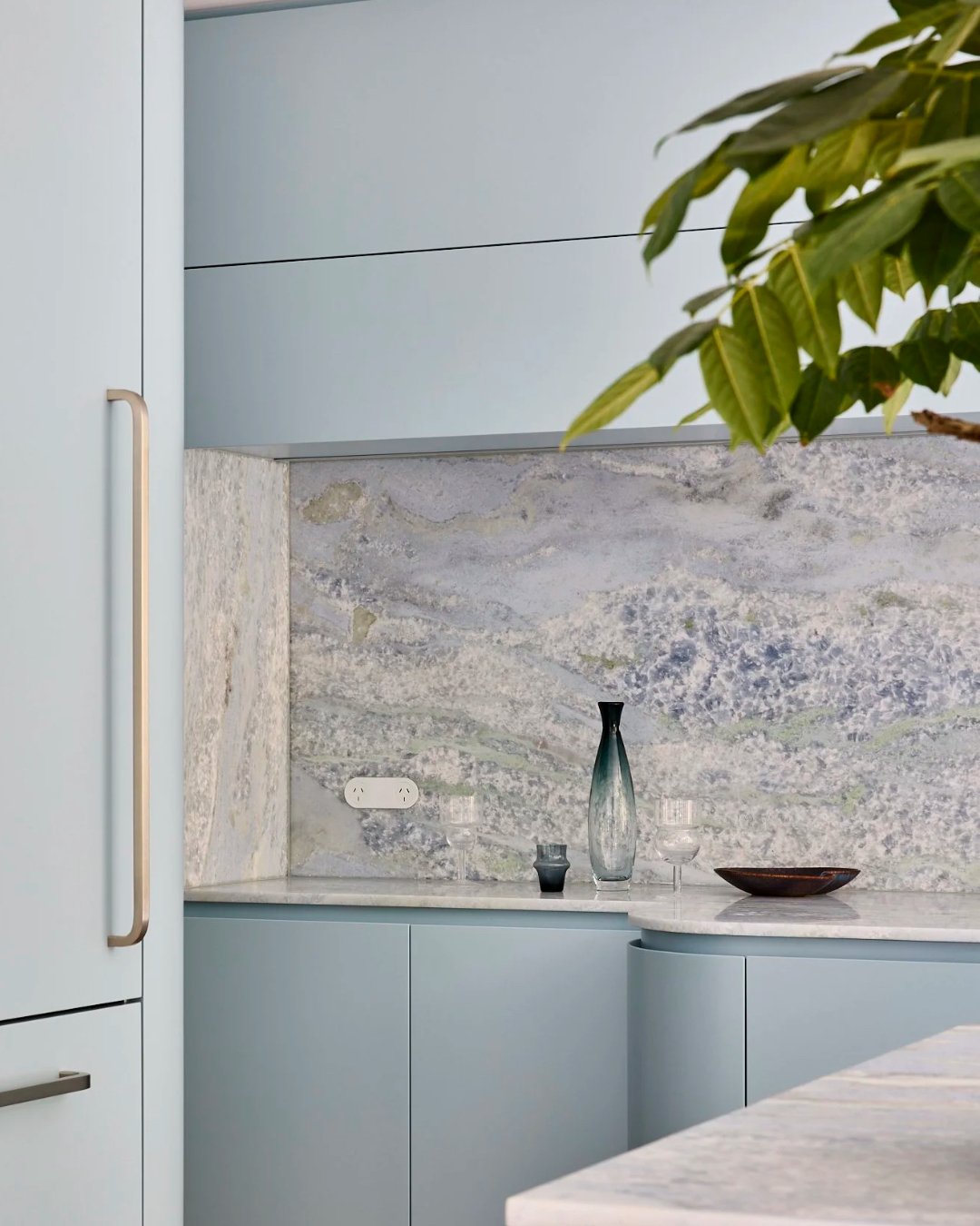 A reminder: serenity shows up in the textures and materials as well.

@annacarindesign 

#minimalism #interiordesign #homedecor #bluedesign #blueinteriordesign #maximalism #inspiration  #blue