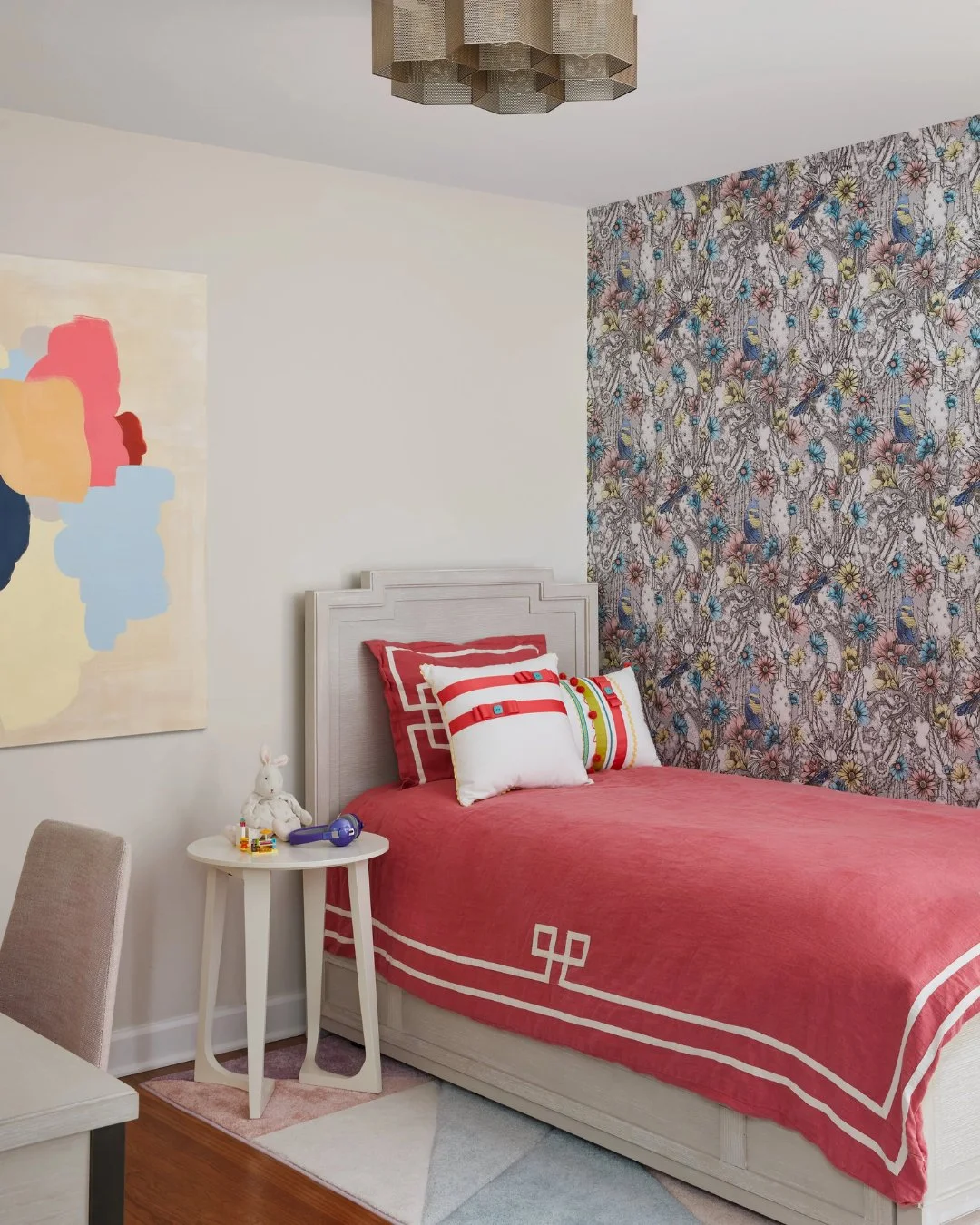 Discover the magic of pairing soft neutrals with a touch of coral pink. A neutral wall creates calm and spaciousness, while coral pink adds warmth and life, without stealing the space&rsquo;s focus. Perfect for a living room or bedroom that seeks ser