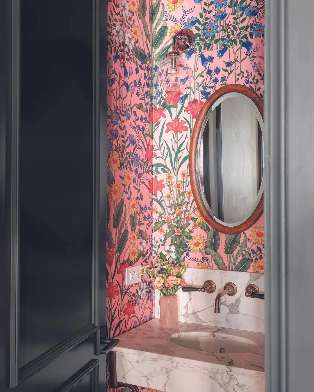 ✨ Powder Room Magic ✨

The powder room is the perfect space to play wild with design &ndash; it's small, guests-only, and made for wow moments! Go bold with loral wallpaper bursting in rich patterns, then amp the drama with backlit onyx walls or coun