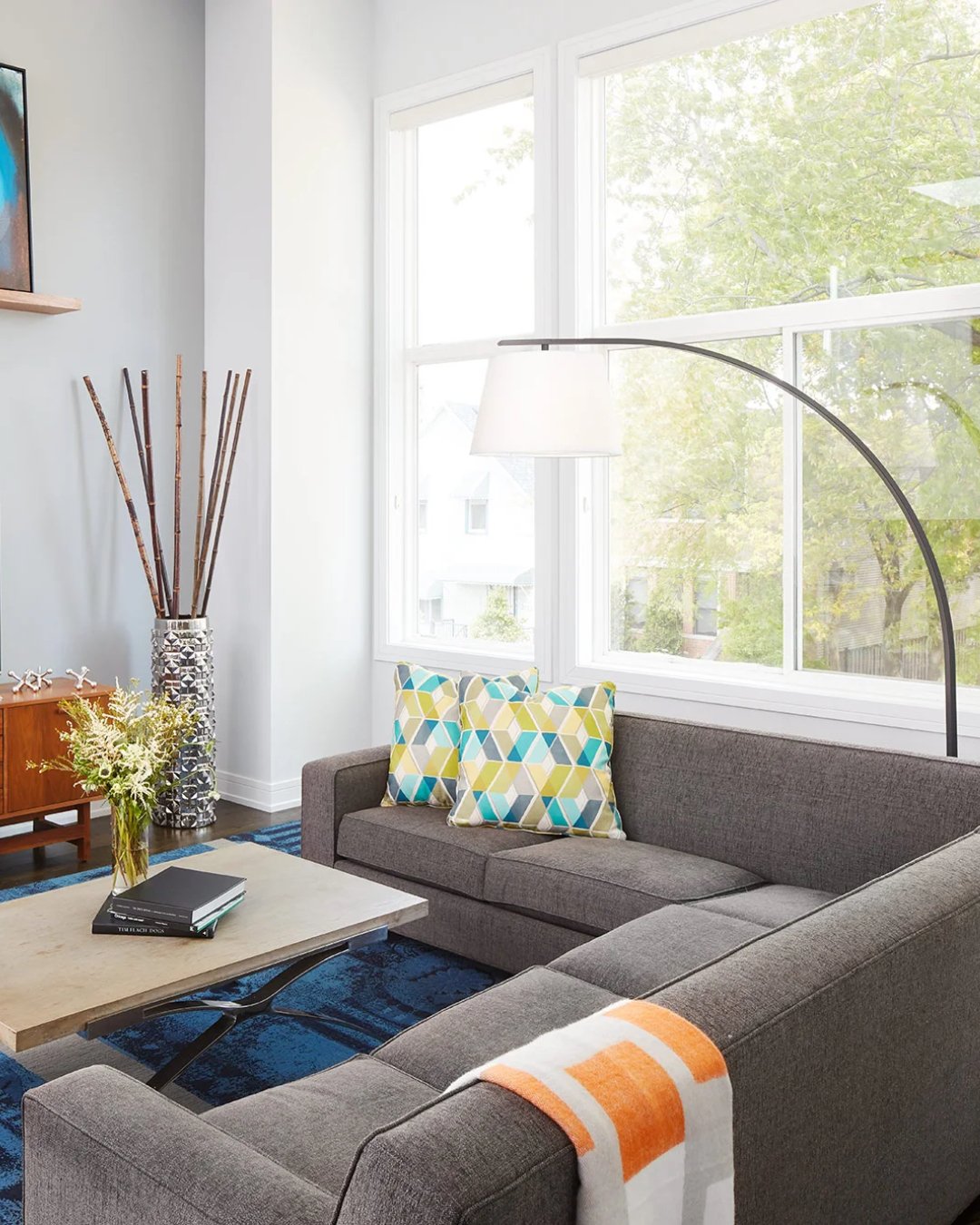 Chicago sunlight, meet serenity ☀️✨
This living room blurs the line between inside and out &mdash; soft tones, organic textures, and wide-open windows let nature do the decorating. A space where light lives as much as you do. 🌿 

#minimalism #interi