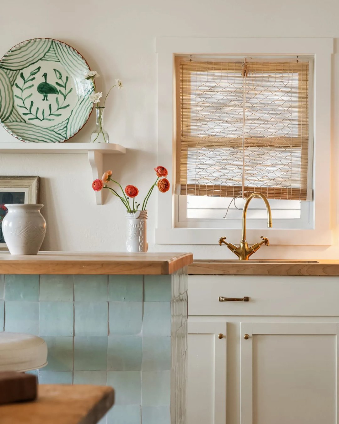 Time for a spring curtain refresh? ☀️ 
Here&rsquo;s why it&rsquo;s worth it:
1️⃣ Woven bamboo blinds instantly bring that relaxed, holiday-home vibe. @cotedefolk
2️⃣ Pairing blackout curtains with sheer panels lets you play with light all day long. @