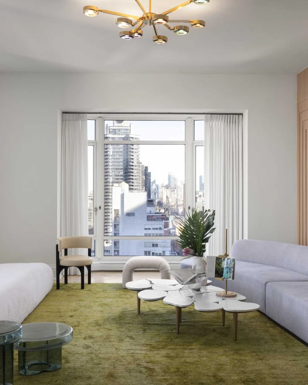 Art, color, and curvature come together in perfect harmony
Fine silk, linen wallpapers, and white oak paneling ground the space, while playful pops of color in the rugs add a touch of whimsy.
An inspiring project by @shannagatanisstudio &mdash; a tru