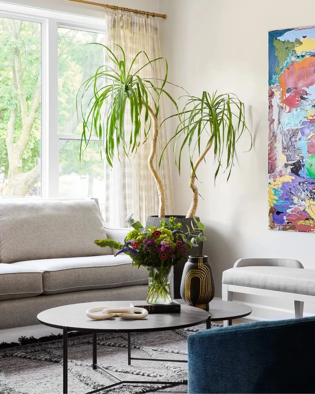 Let nature steal the show. 
Floor-to-ceiling windows and smart design make natural light the star &mdash; with the view as your ultimate protagonist. Pure serenity. ✨ 

#ModernInteriorDesign #ContemporaryInteriors #ModernHome #InteriorInspiration #De