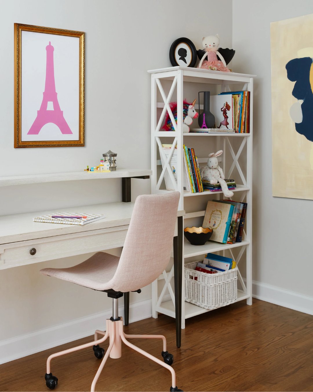 A little pink corner where dreams get organized 💗✨ Cute, cozy, and made for big ideas in a small space. 

#ModernInteriorDesign #ContemporaryInteriors #ModernHome #InteriorInspiration #DesignDetails #HomeStyle #mutedpink #mutedburgundy #paulainterio