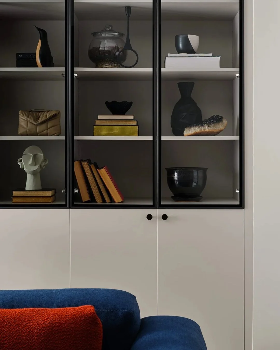 Pretty and practical, exactly how it should be.  Let&rsquo;s design yours! 

#ModernInteriorDesign #ContemporaryInteriors #ModernHome #InteriorInspiration #DesignDetails #HomeStyle #mutedpink #mutedburgundy #paulainteriors #paulainteriorsproject #pau