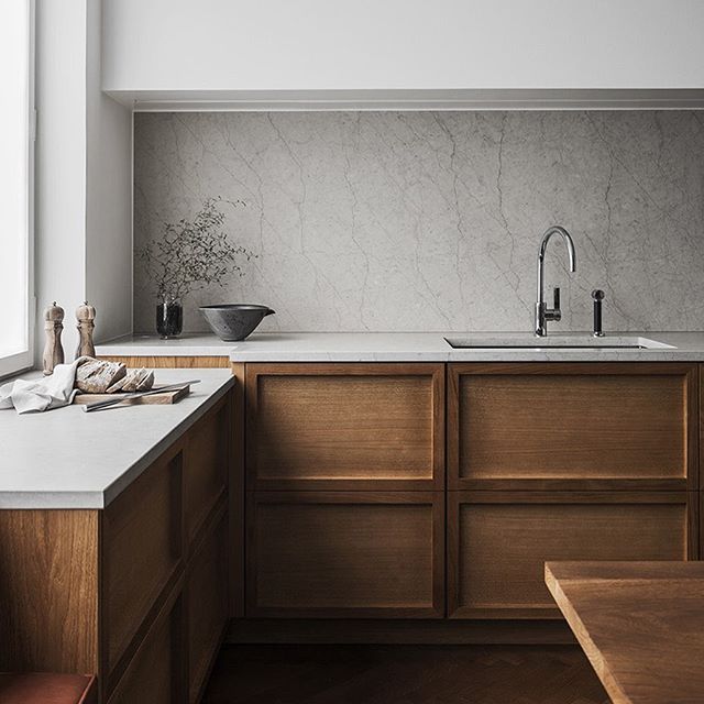 This kitchen has all the good feels and has us inspired on this hot Tuesday afternoon ! 
Design: @liljencrantzdesign