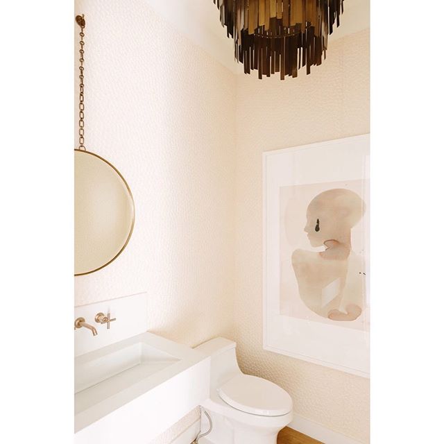 Does this powder room make anyone else blush? 
Design: @mitzimaynard + @clarekennedyinteriors 
Photo: @aimeemazzenga