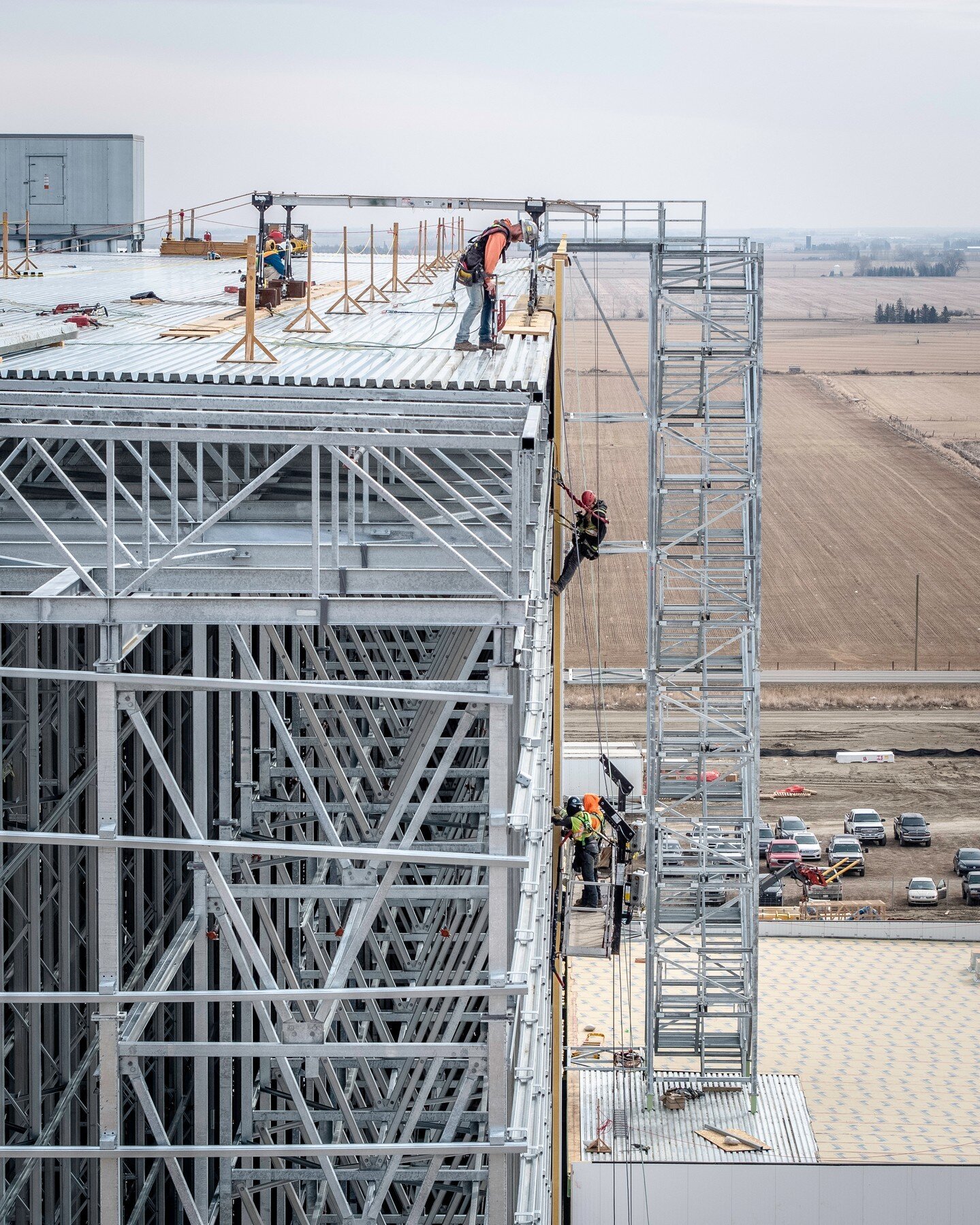 Aerial view of some @westcoconstructionltd crews working on a commercial building northeast of Lethbridge, AB. 

Give us a shout to discuss your next aerial photography project or visit us online at https://aerialvantagemedia.ca