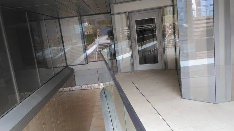 Hydraulic vertical platform lift - Battersea power station