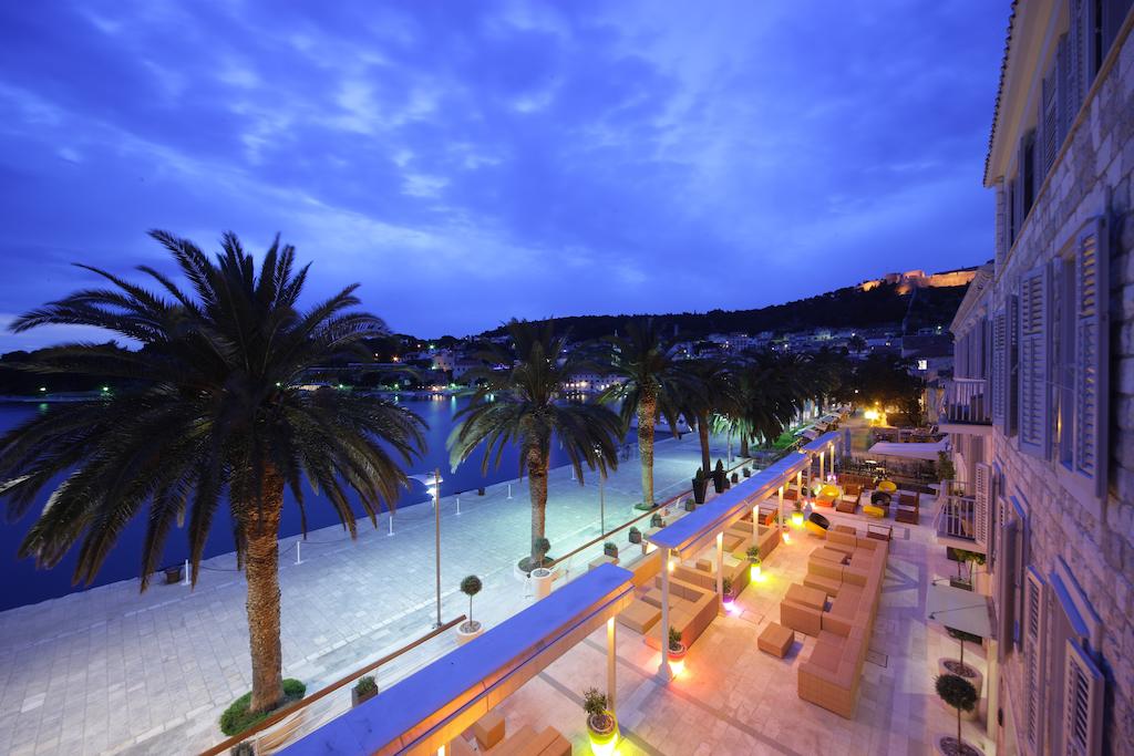 https://www.booking.com/hotel/hr/riva-suncani-hvar-hotels.en-gb.html