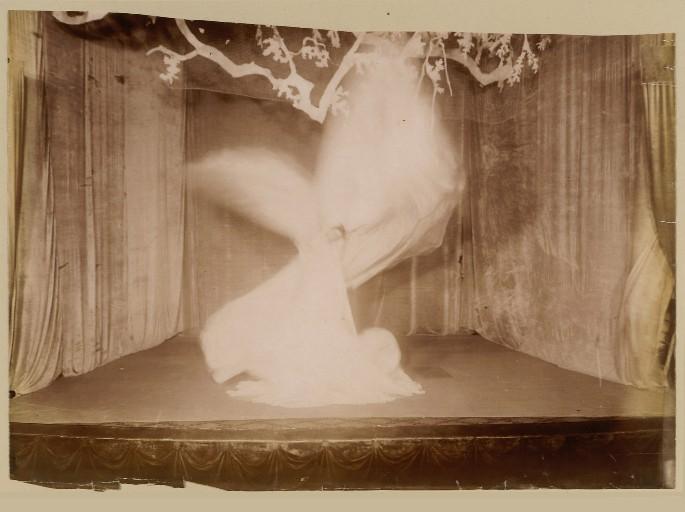 07_loie_fuller-theredlist.jpg