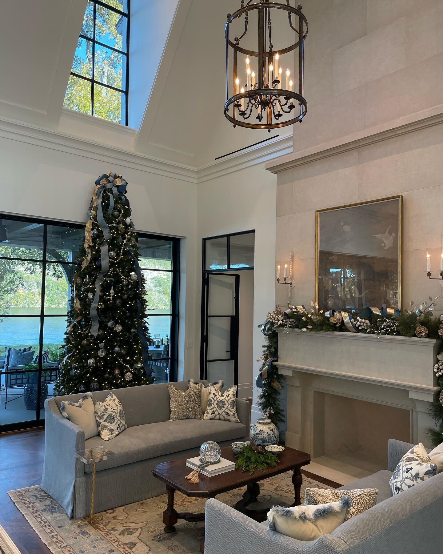 Decking the halls is even better with this view! 🎄

#lakeaustinproject