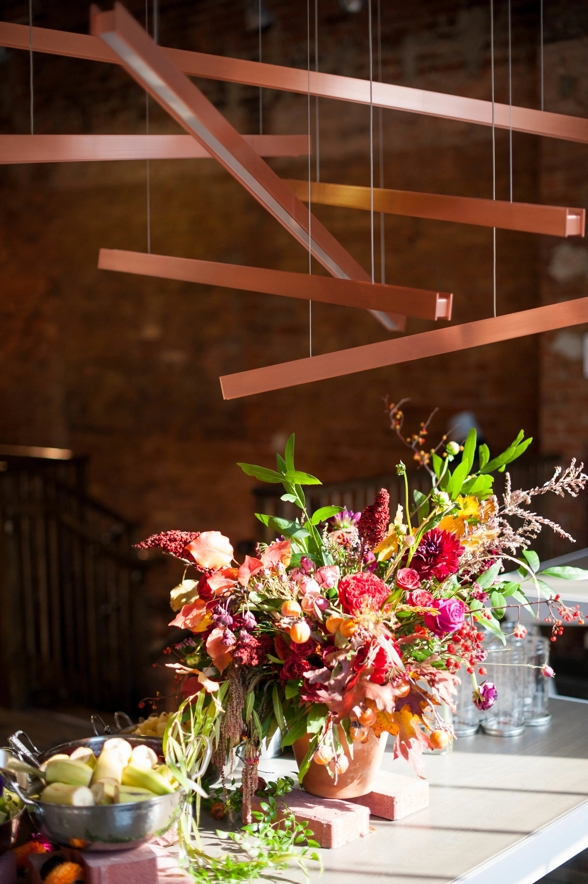 Flowers by Darling & Daughters @darlinganddaughters adorn the build your own smooth bar by @greenheartjuiceshop.