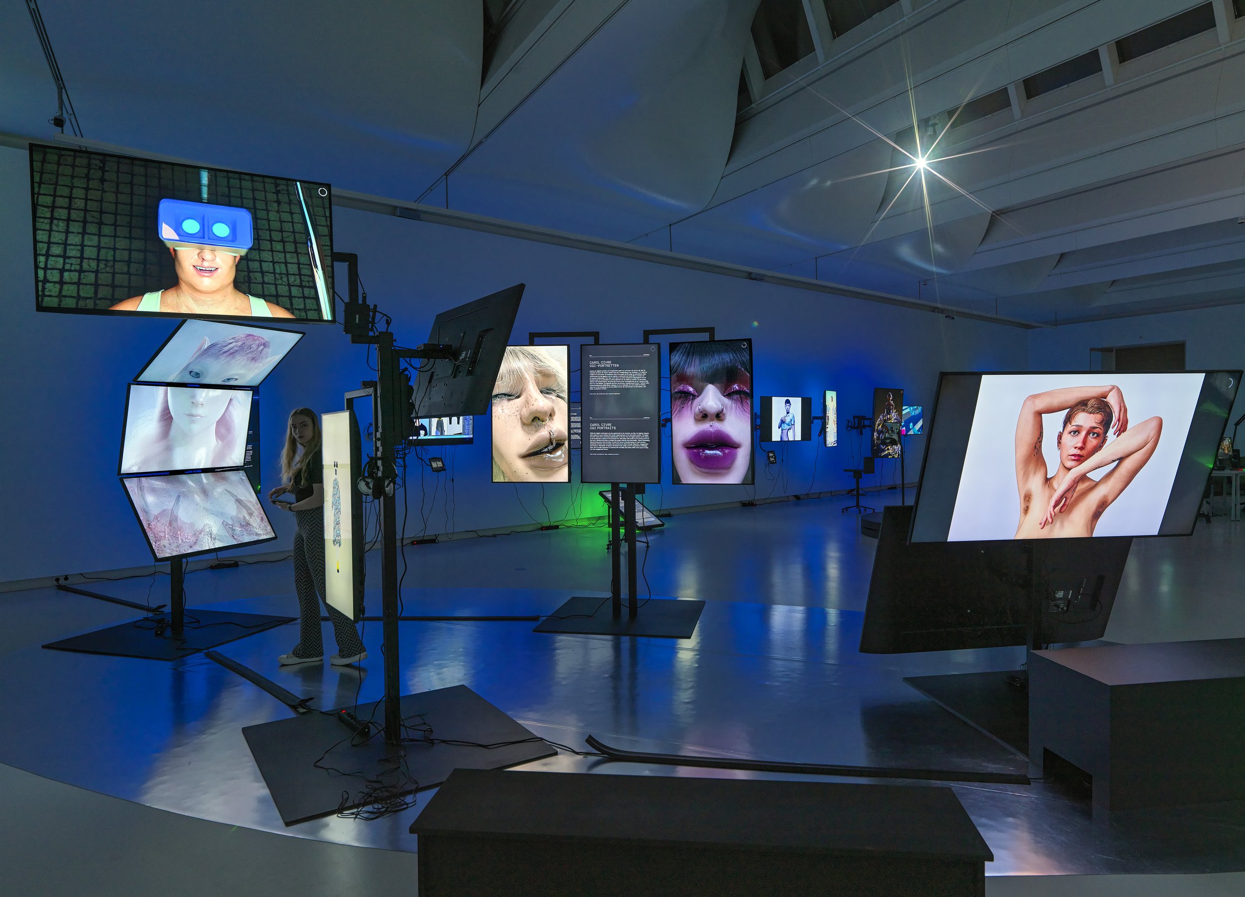 017 Your Digital Self.DESIGN MUSEUM DB-'SCREENWEAR -DIGITAL EXPLORING FASHION' 2022-PH.GJ.vanROOIJ.jpg