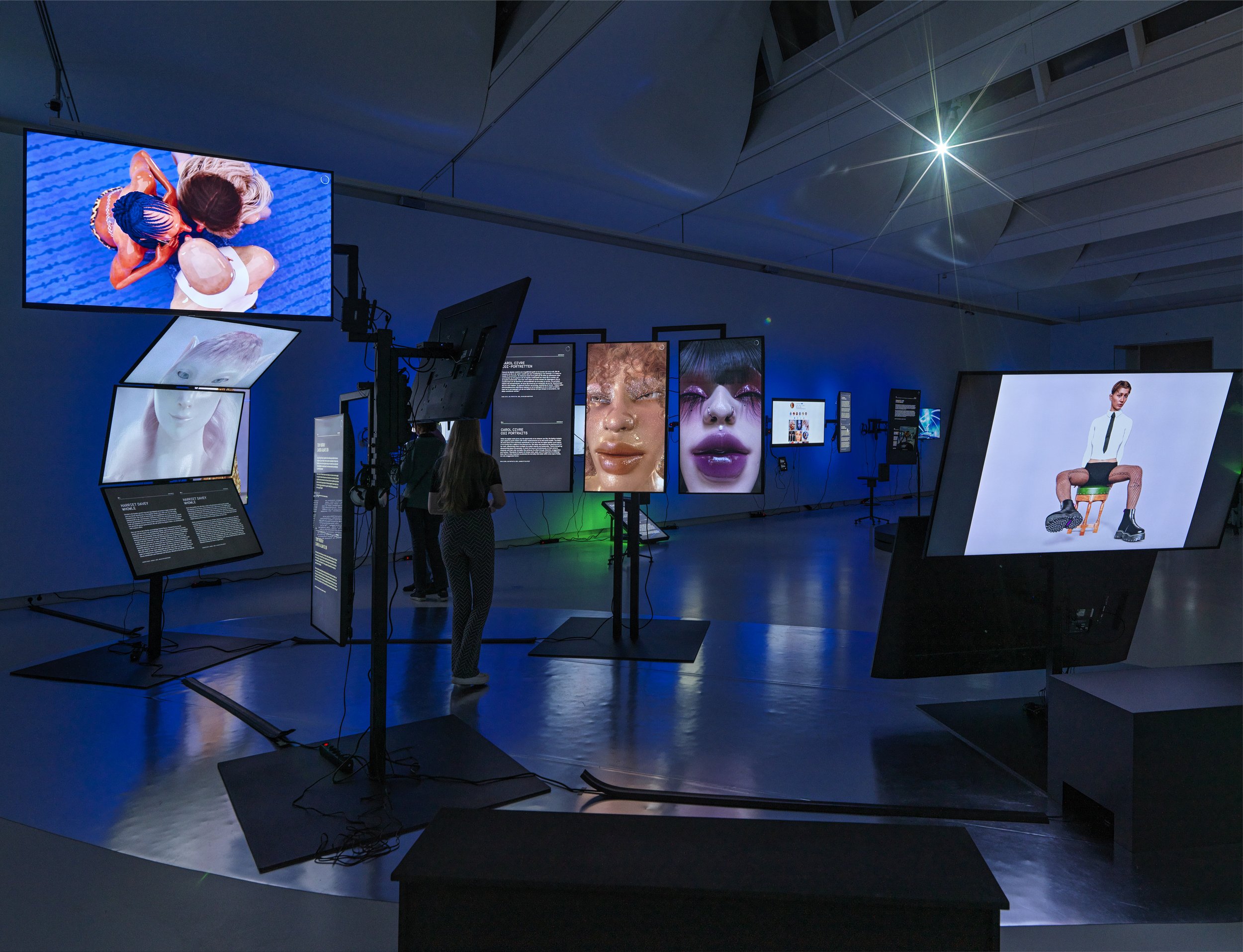 027 Your Digital Self.DESIGN MUSEUM DB-'SCREENWEAR -DIGITAL EXPLORING FASHION' 2022-PH.GJ.vanROOIJ.jpg
