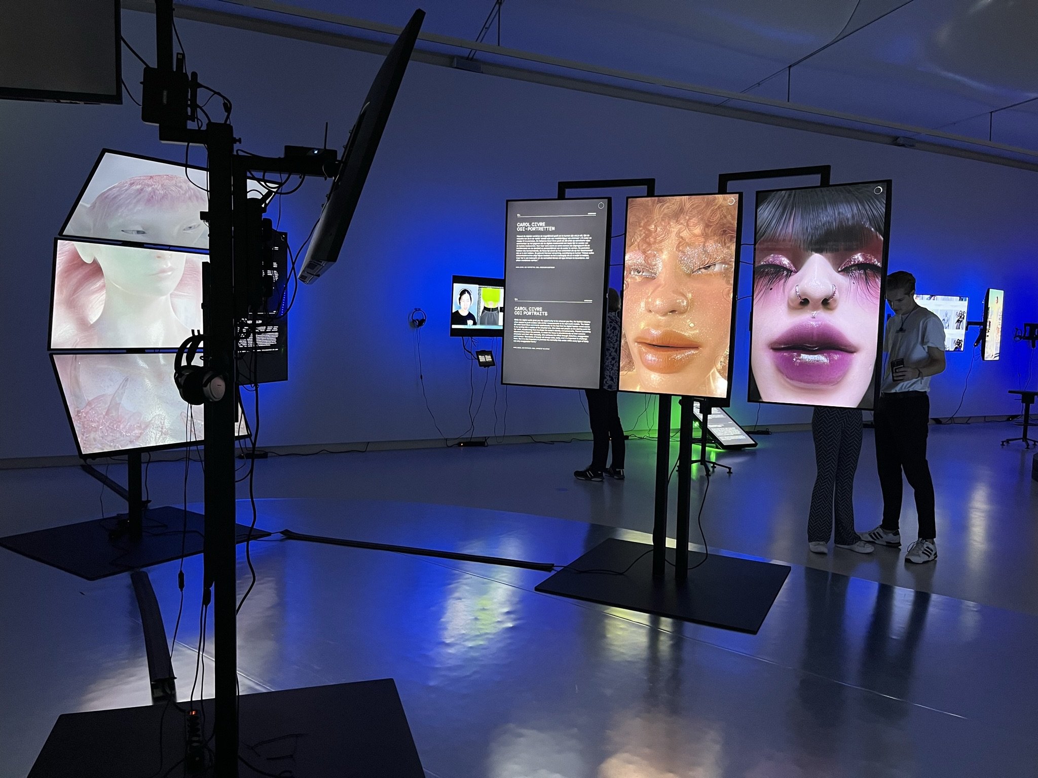 032 Your Digital Self.DESIGN MUSEUM DB-'SCREENWEAR -DIGITAL EXPLORING FASHION' 2022-PH.AK.van.KESTEREN.JPEG