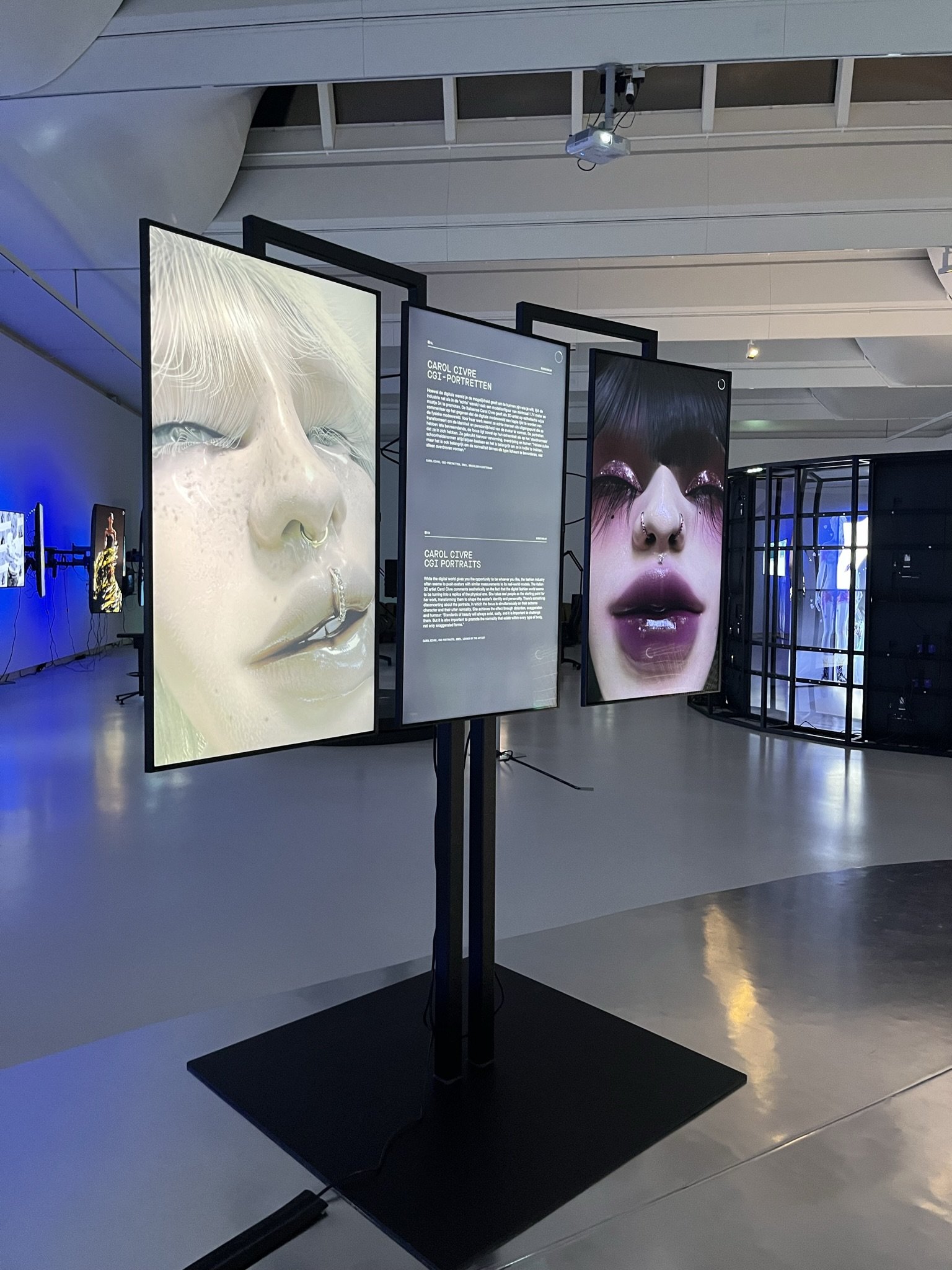 038 Your Digital Self.DESIGN MUSEUM DB-'SCREENWEAR -DIGITAL EXPLORING FASHION' 2022-PH.AK.van.KESTEREN.JPEG