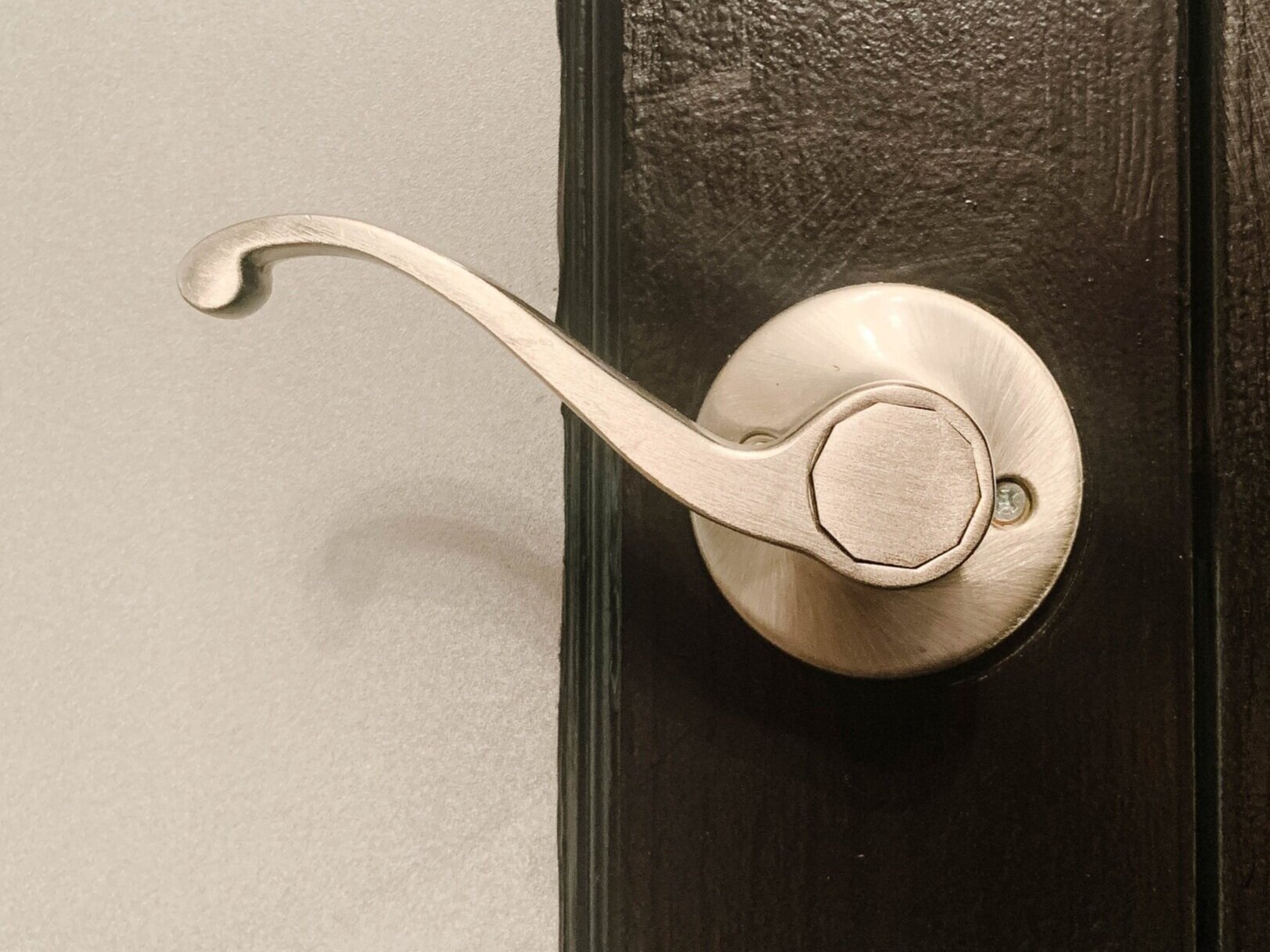 Brass Doorknob makeover// How to Spray Paint Hardware 