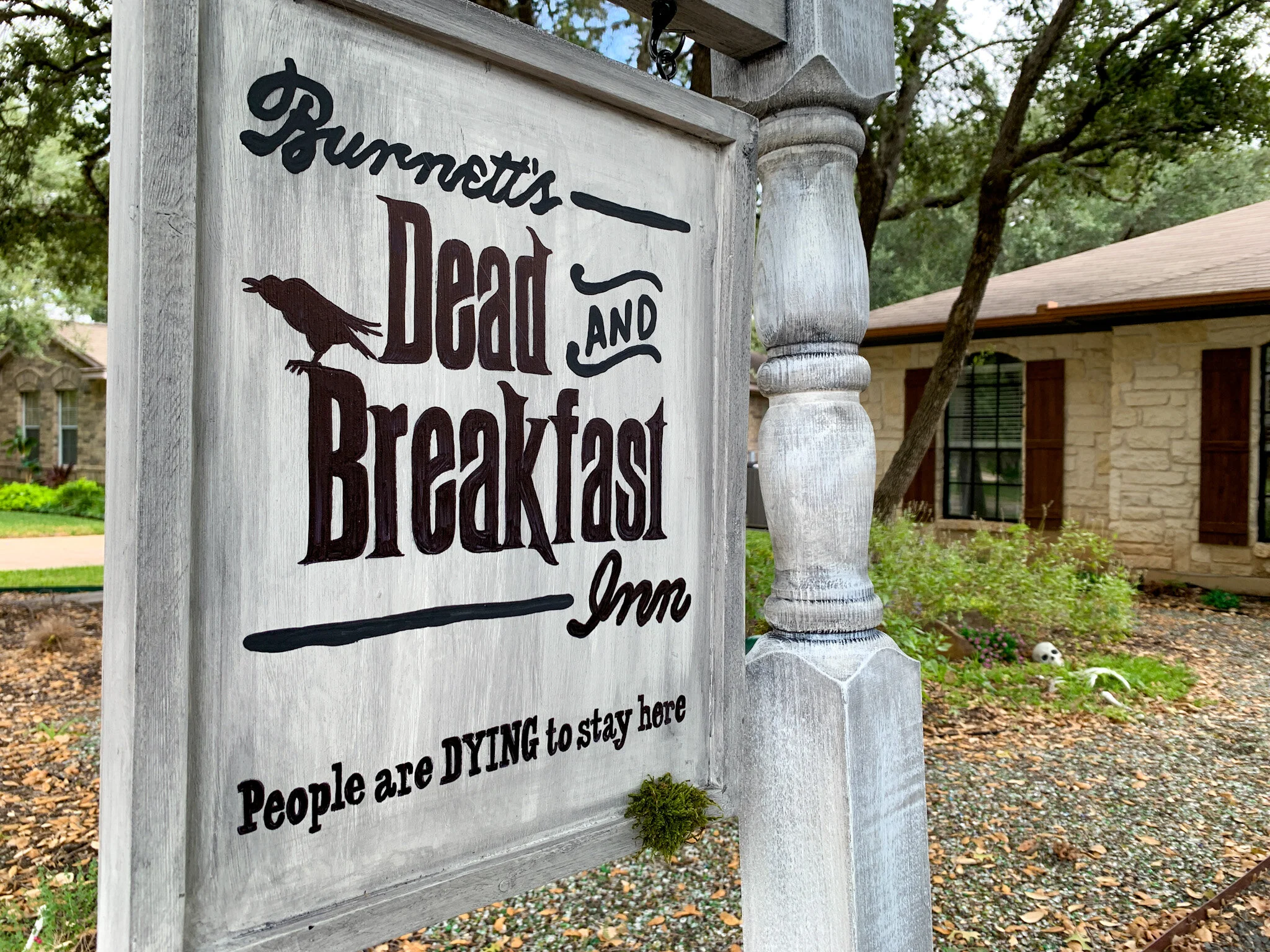 DIY Dead and Breakfast Halloween Sign How-To