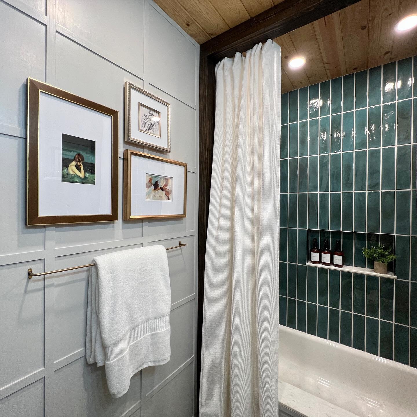 Our newly-renovated guest bathroom finally has art! 

Head to the reveal post on our blog for all the sources for this renovation, including the new art and accessories. Link in bio.

#loneoakdesignco #ourhome #oneroomchallenge #apartmenttherapy