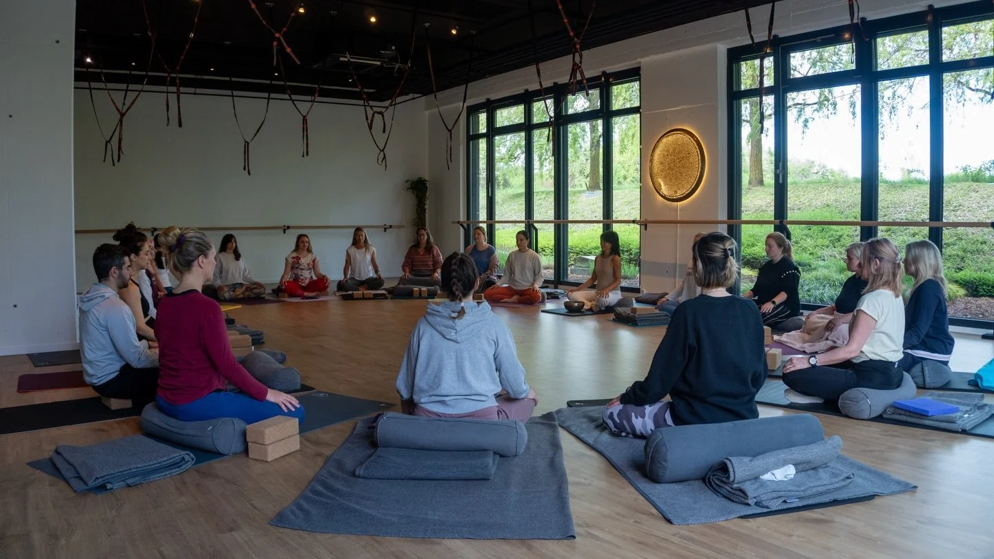 A new wave of Yin Yoga &amp; Yoga Nidra teachers ✨
Last week, 20 students completed our 60h Teacher Training at yogaloft., guided by Alicia Cheung @samdhana_mindful_living &mdash; who joined us in Luxembourg for this immersive week.

Each day was a b
