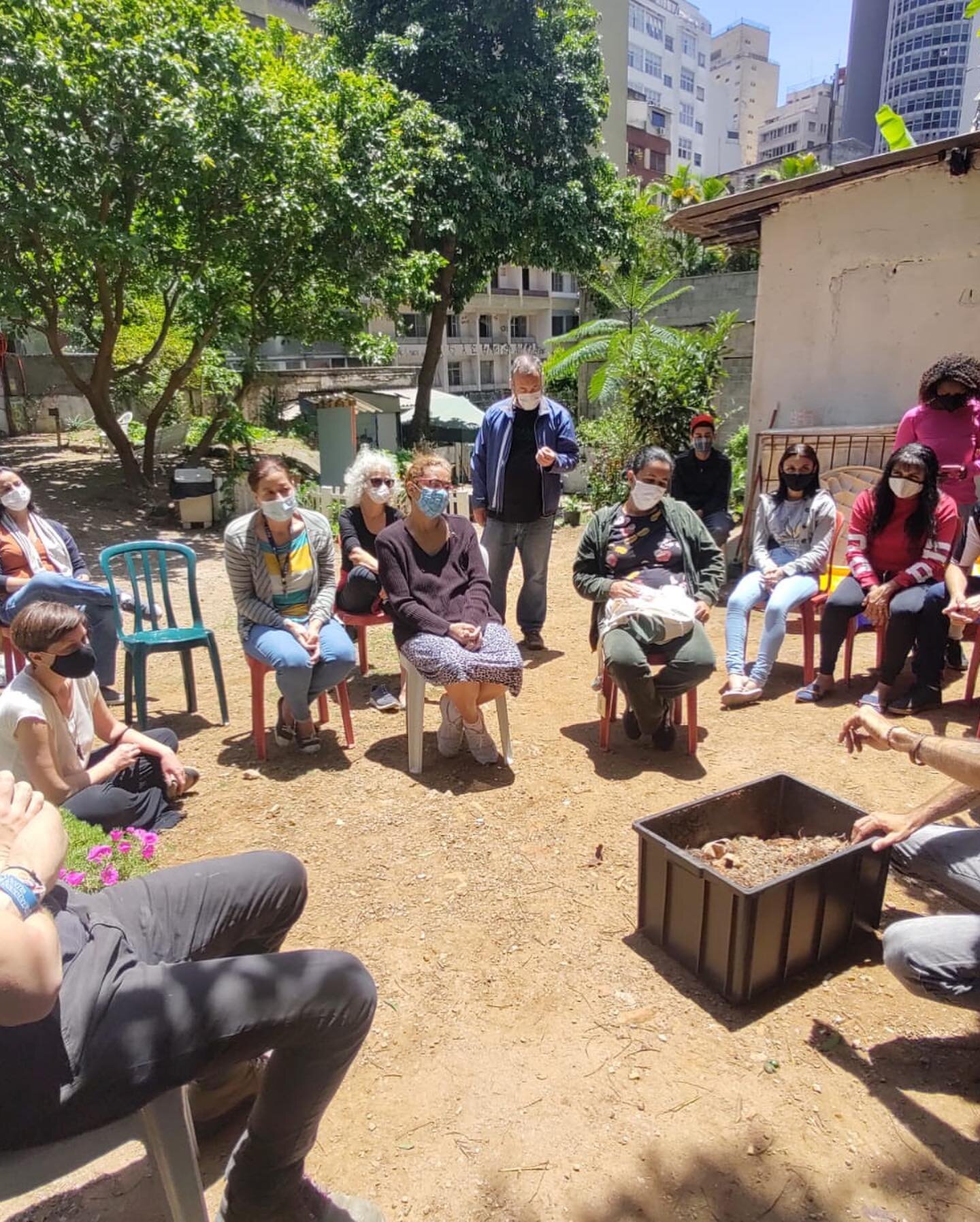 Como parte do projeto Agro.gym na Horta Comunit&aacute;ria Ocupa&ccedil;&atilde;o 9 de Julho organizamos uma oficina de compostagem e gest&atilde;o de res&iacute;duos com o educador ambiental Diego Rizzo Vieira. Moradores da ocupa&ccedil;&atilde;o e 