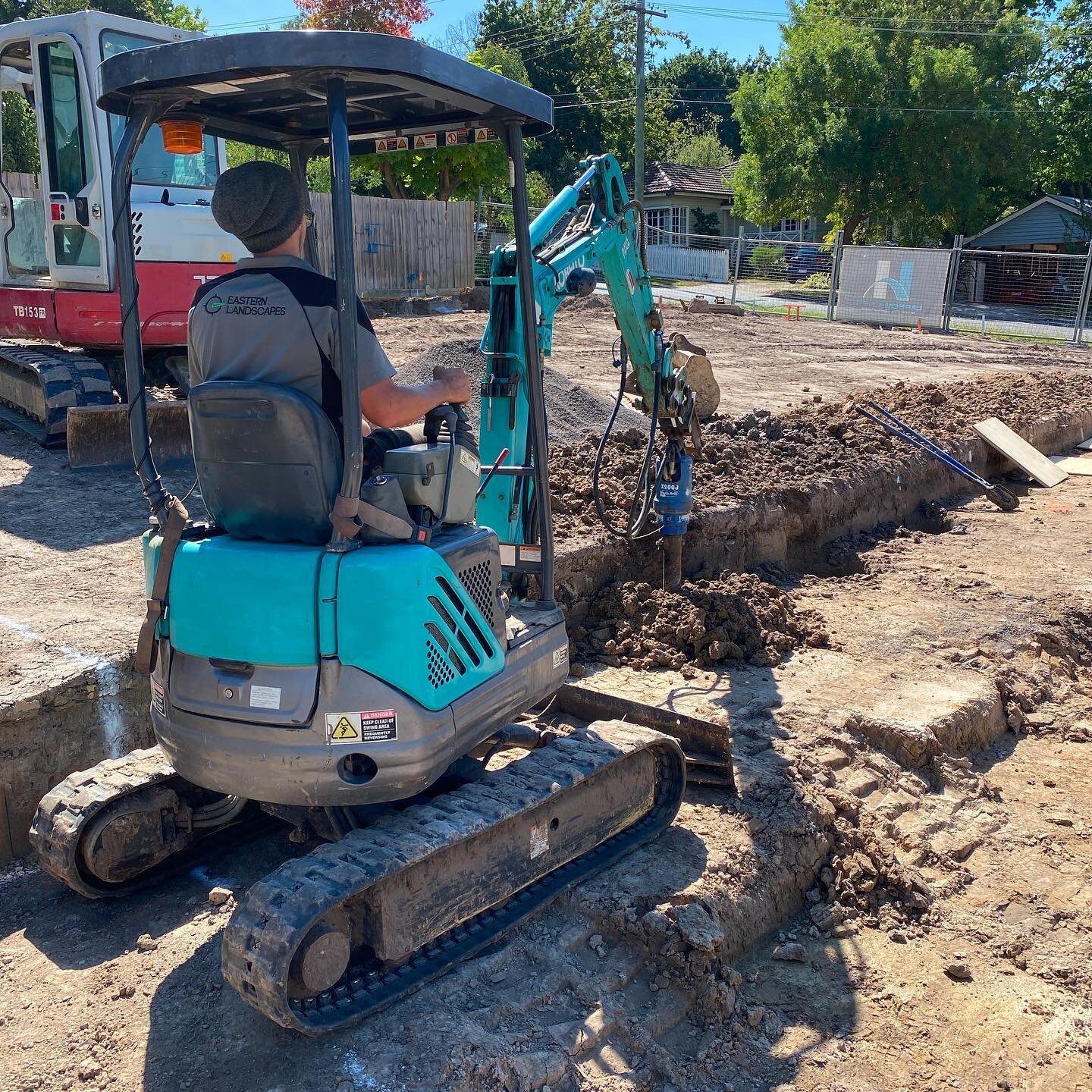 Retaining wall underway for our builder @larsenhomesptyltd 
Jakes having his first crack on the drill and killing it 💪